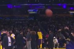 內(nèi)維爾：選三個(gè)人一起共進(jìn)晚餐， 阿諾德：杰拉德、齊達(dá)內(nèi)、C羅