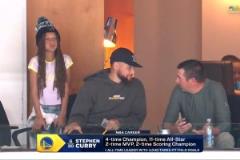 一模一樣！庫里攜二女兒萊恩現(xiàn)場觀戰(zhàn)冰球比賽 忙里偷閑