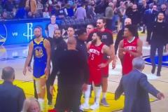 火藥味十足！半場結(jié)束回更衣室路上，庫里與烏度卡發(fā)生爭吵