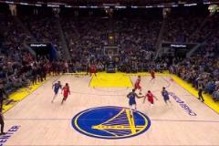 你可以永遠(yuǎn)相信！庫里節(jié)末自信飆進(jìn)超遠(yuǎn)三分全場瞬間起立！