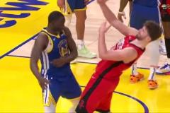 搞心態(tài)追夢肘推申京吃T 對(duì)手技罰不中后又沖火箭眾人怒吼