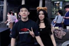 以后一起去美國逛街？網(wǎng)前此前曬林葳和女友卓識一塊出游的合照~