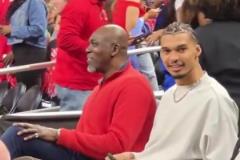 地壟溝新發(fā)型亮眼文班亞馬與火箭名宿大夢一同觀戰(zhàn)瘋三決賽！