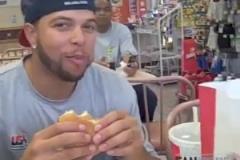 最接地氣的一次，夢8隊在超市吃快餐，小詹給大家講笑話