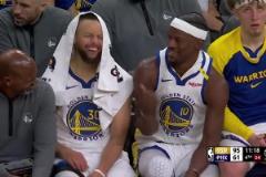 大勝就是開心！庫里和巴特勒在板凳席上與助教有說有笑的