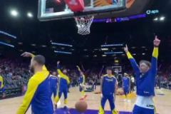 太有活啦！庫里大力砸球落地 回彈后從籃筐下方向上進球