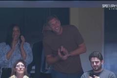 眼角還有淚！東契奇進(jìn)場與湖人隊友們一一擁抱，諾維茨基鼓掌力挺