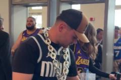 俠蜜力挺！獨(dú)行俠主場球迷進(jìn)場，一眼望去全是東契奇球衣