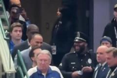 獨(dú)行俠總經(jīng)理尼科-哈里森在通道口與保安有說有笑，根本就無視球迷喊“炒掉尼科”