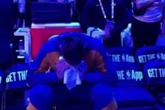 傷透孩子的心東契奇看完視頻后，擦眼淚擦了好一會才起身