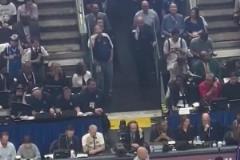 今天壓不住了！獨(dú)行俠GM通道觀賽 整個球館都在喊炒掉尼科！