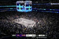 謝幕！東契奇砍45分主動犯規(guī)下場，享受全場球迷歡呼&鼓掌回應(yīng)