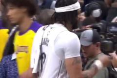 濃眉：聽說海斯你小子長眉毛了？給我瞅兩眼