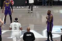 6年并肩作戰(zhàn)??！賽前跳球 濃眉上前擁抱致意好兄弟詹姆斯！