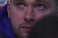 看著致敬視頻&回想獨(dú)行俠時光，東契奇淚已決堤