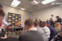 媒體室擠滿記者！東契奇打趣：靠！頭回見客場媒體室這么多人