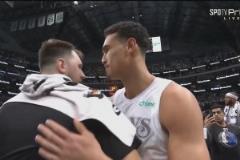 感情深?東契奇賽后率先與獨(dú)行俠的前隊友們一一擁抱交談