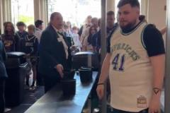 達(dá)拉斯球迷入場幾乎都是77球衣！這座城市對東契奇的愛溢于言表