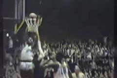 導(dǎo)火索？回顧此前掘金對陣森林狼，威少送出三分犯規(guī)后的眾生相！