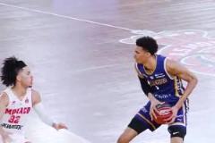 文班震驚世界的一球！后撤步三分不中，然后自己殺進內(nèi)線補扣！