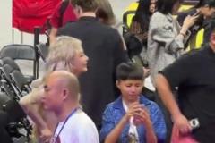 挺代派?。『赀h(yuǎn)老板娘金發(fā)露臍，身材修長很顯眼