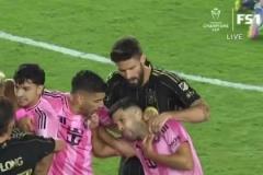 哈哈！蘇牙在拉架時忍不住咬阿爾巴