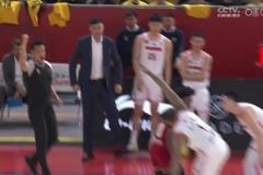 十分生氣！?。《配h不滿隊員表現(xiàn) 在場邊激動開麥爆粗