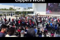 都很興奮??！快船球迷在球館外面看著大屏幕慶祝球隊(duì)拿下勇士