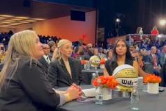 今天這穿搭，差點(diǎn)沒認(rèn)出來！佩奇-布克斯當(dāng)選WNBA狀元后十分淡定