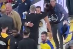 說(shuō)啥呢科爾賽后抱著庫(kù)里耳語(yǔ)了20秒 仿佛時(shí)間凝固