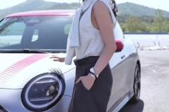 美娜休閑風穿搭 網(wǎng)友熱評：總感覺缺少點什么