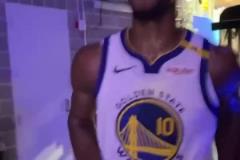 還有勁！巴特勒賽后一路小跑返回更衣室