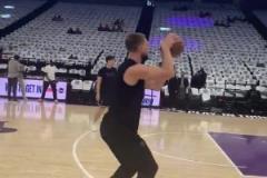 生涯對陣濃眉10勝4負(fù)！小薩賽前熱身訓(xùn)練，備戰(zhàn)獨行俠