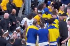 你不許插嘴！庫里暫停時拿著戰(zhàn)術(shù)板指揮，追夢在旁邊兩次試圖打斷