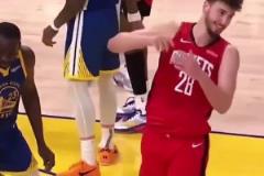 格林肯定會像這樣給申京上強度，就看申京怎么應對了