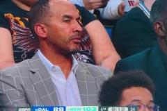 導(dǎo)播是真會！濃眉身體不適受傷下場，鏡頭給到總經(jīng)理哈里森小眼神