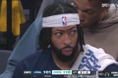 獨(dú)行俠的賽季結(jié)束了！濃眉板凳席兩眼無神，克萊也低頭不語！