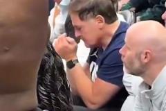 徹底改變獨(dú)行俠命運(yùn)！東契奇爆發(fā)擊敗獨(dú)行俠時(shí)，庫(kù)班看臺(tái)懊惱搖頭