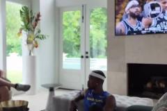 休斯敦有人？巴特勒與好友相聚豪宅 電視放著雄鹿vs步行者