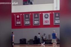 活久見(jiàn)！庫(kù)里在訓(xùn)練中空位三分球4投0中，反倒是追夢(mèng)手感火熱！