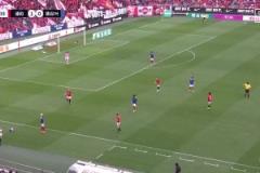 隊友都看跪了！J聯(lián)賽橫濱后衛(wèi)離譜失誤，助攻對手打進空門