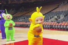 有本事繼續(xù)帽我?。“吞乩瞻ち税㈤T一帽后自投自搶，繼續(xù)迎著阿門中投還以顏色