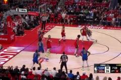 這就是勇士的硬解能力！巴特勒面對(duì)前有伊森后有阿門的防守，依舊拋投打進(jìn)！