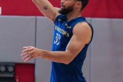 勇士備戰(zhàn)與火箭G1：庫里手指還有不適 追夢(mèng)連中三分抖肩慶祝