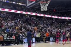 登哥示意來個大風(fēng)車！小瓊斯：收到指令！起飛！