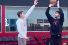 申京今日狂練罰球線跳投下一場要用這個懲罰追夢嗎？