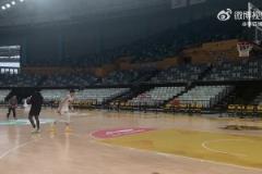 青島三分這是要開呀？青島隊(duì)今天玩中場(chǎng)投籃！連進(jìn)4記