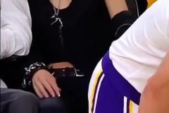 項鏈手鏈龐克風？湖人場邊這位看球的小姐姐會打扮呀