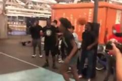 這大風(fēng)車(chē)?yán)瓭M啦！小伙子這扣籃是不是師從鄧肯