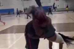 太搞了！美媒調(diào)侃：這就是火勇大戰(zhàn)時(shí)，阿門(mén)和追夢(mèng)的對(duì)抗方式